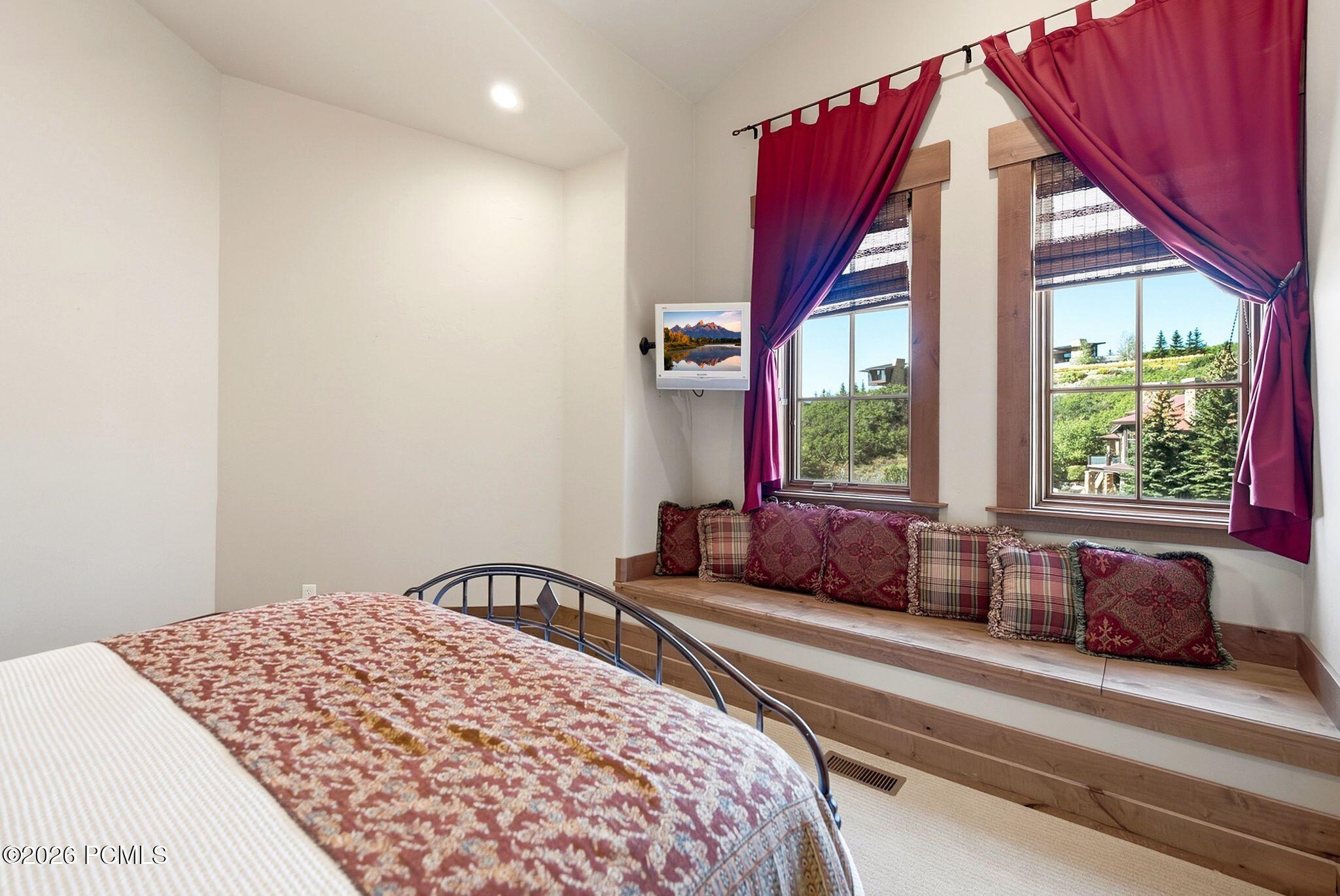 8425 N Sunrise Loop