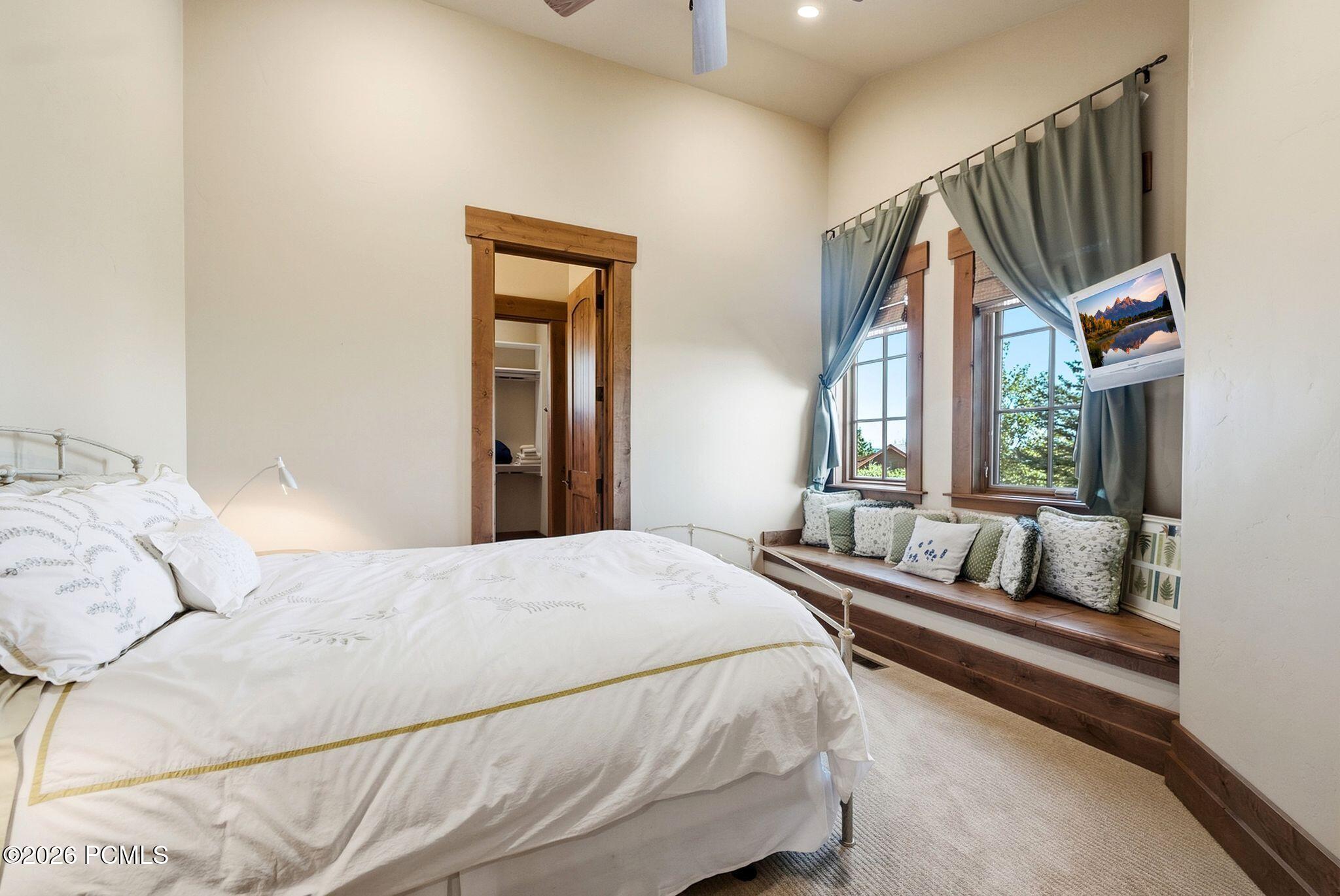 8425 N Sunrise Loop