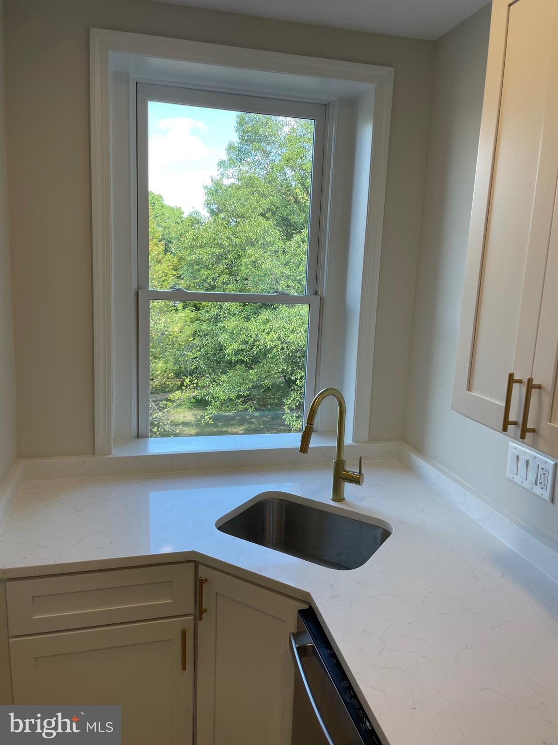 1105 East Capitol STREET SE Unit: 4