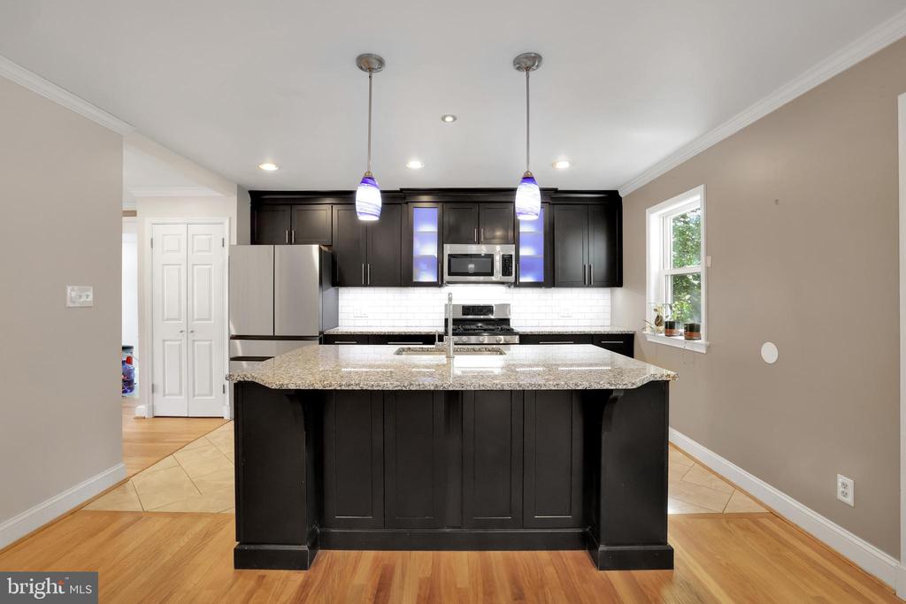 5807 CARLYLE
