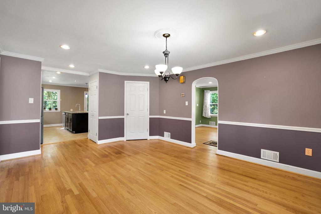 5807 CARLYLE