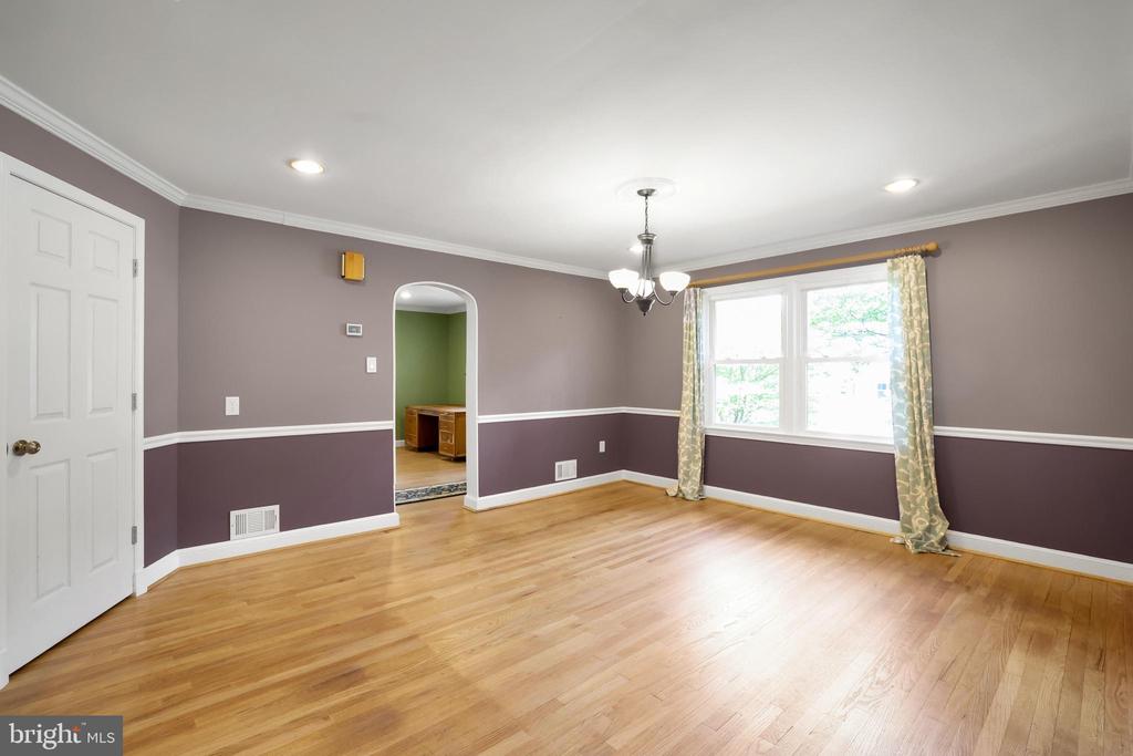 5807 CARLYLE