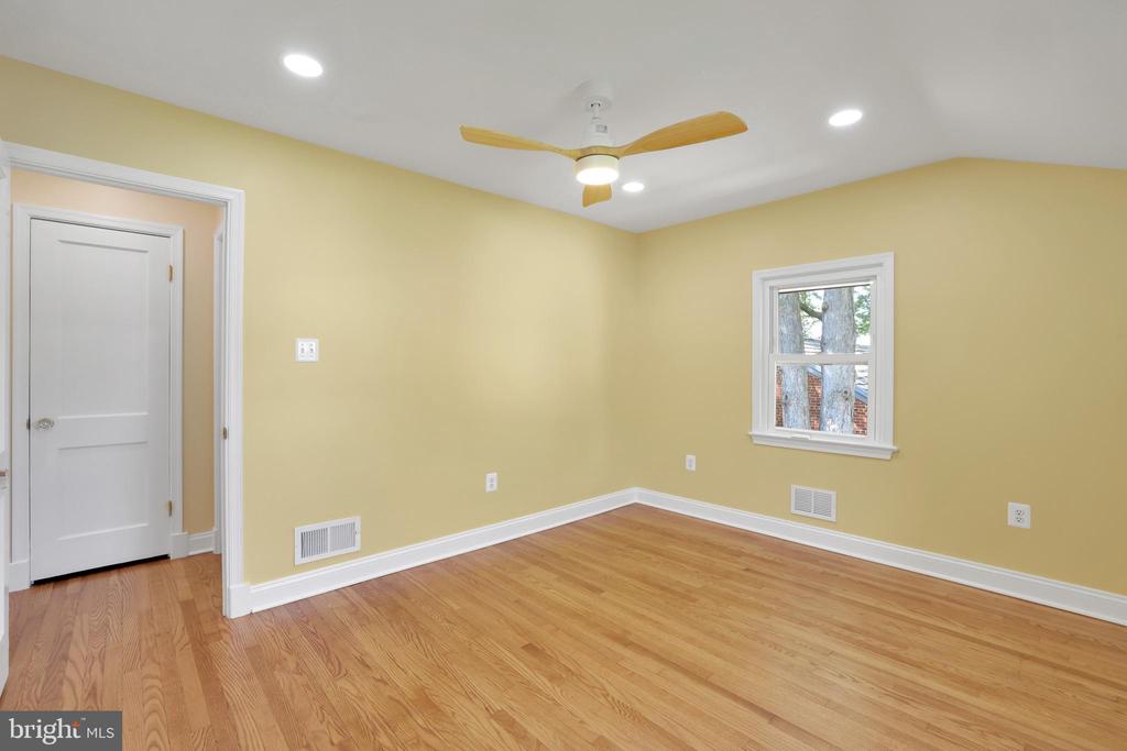 5807 CARLYLE