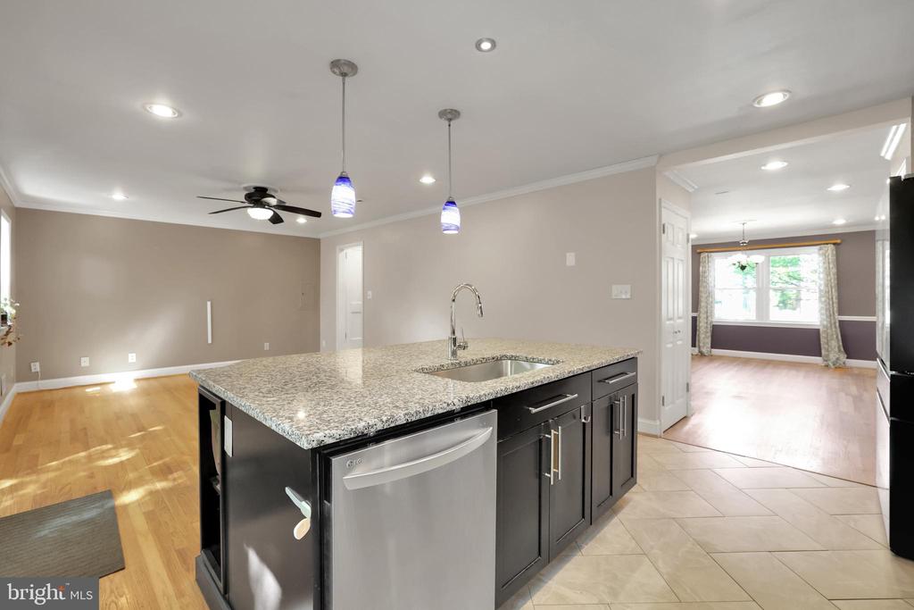 5807 CARLYLE