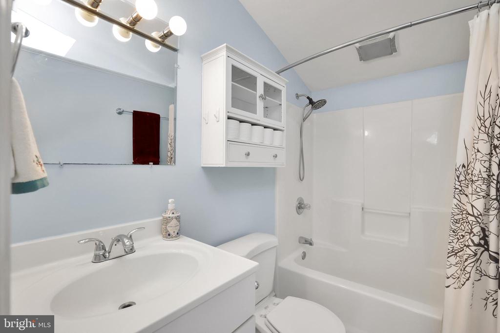 5807 CARLYLE