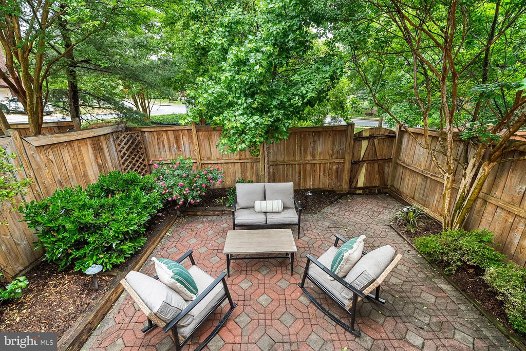 1132 QUAKER HILL COURT