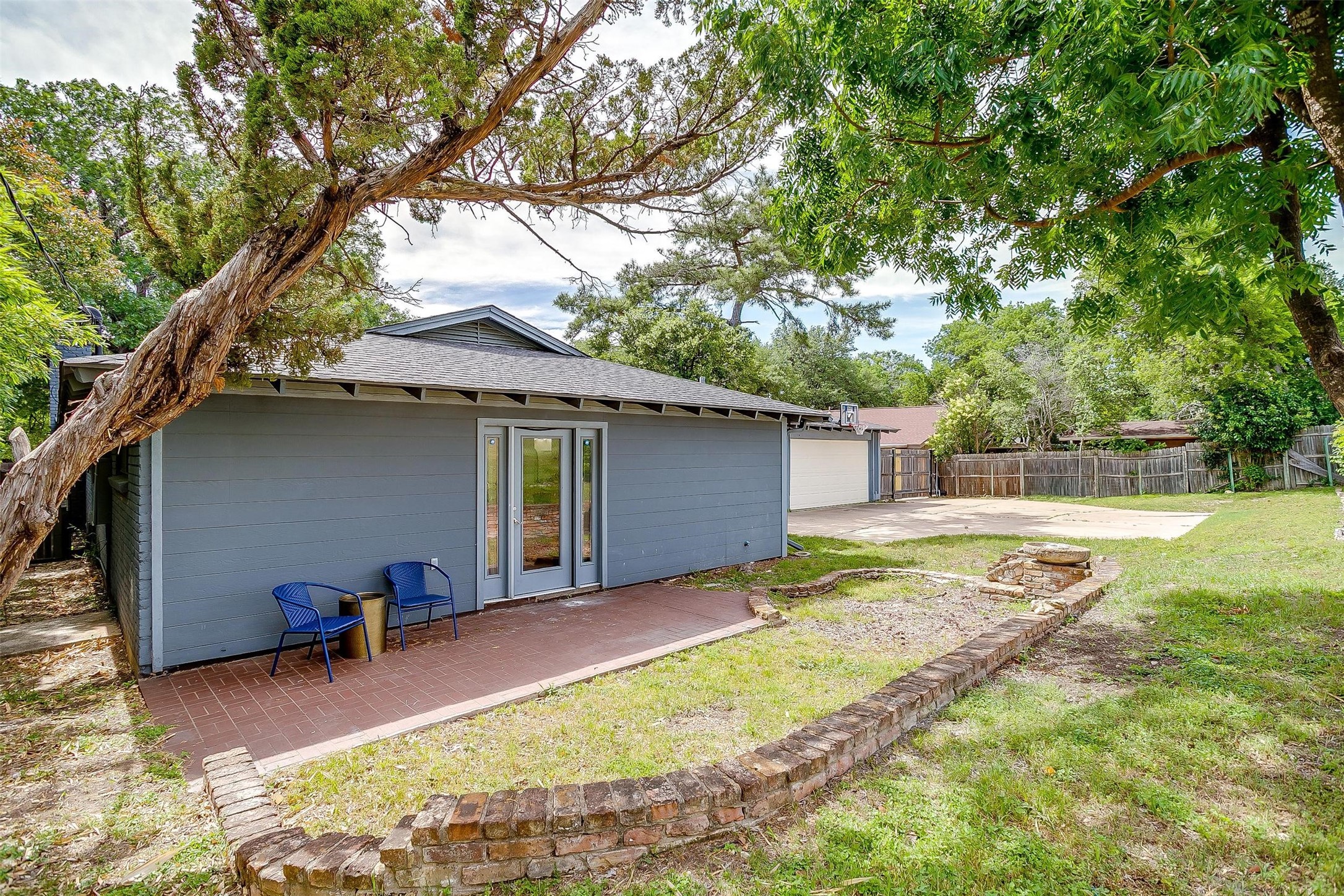 6325 Wallingford Drive