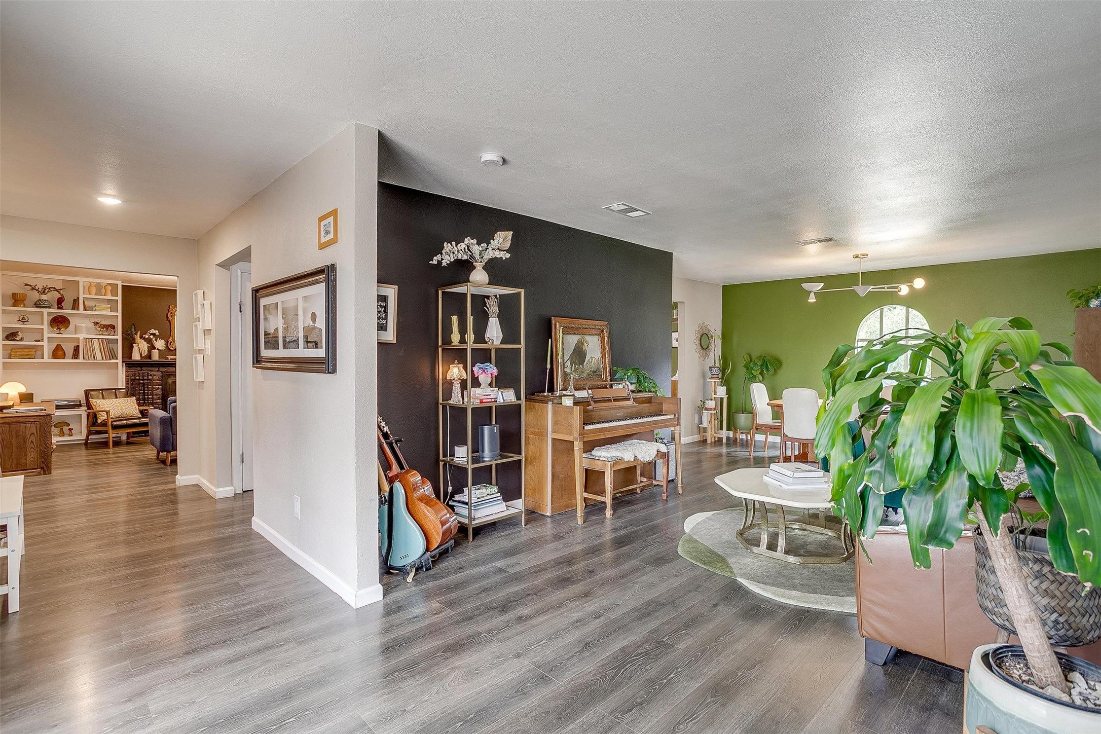 6325 Wallingford Drive