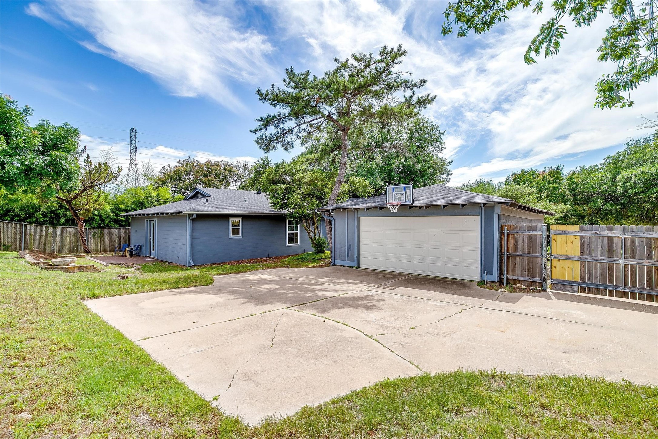 6325 Wallingford Drive