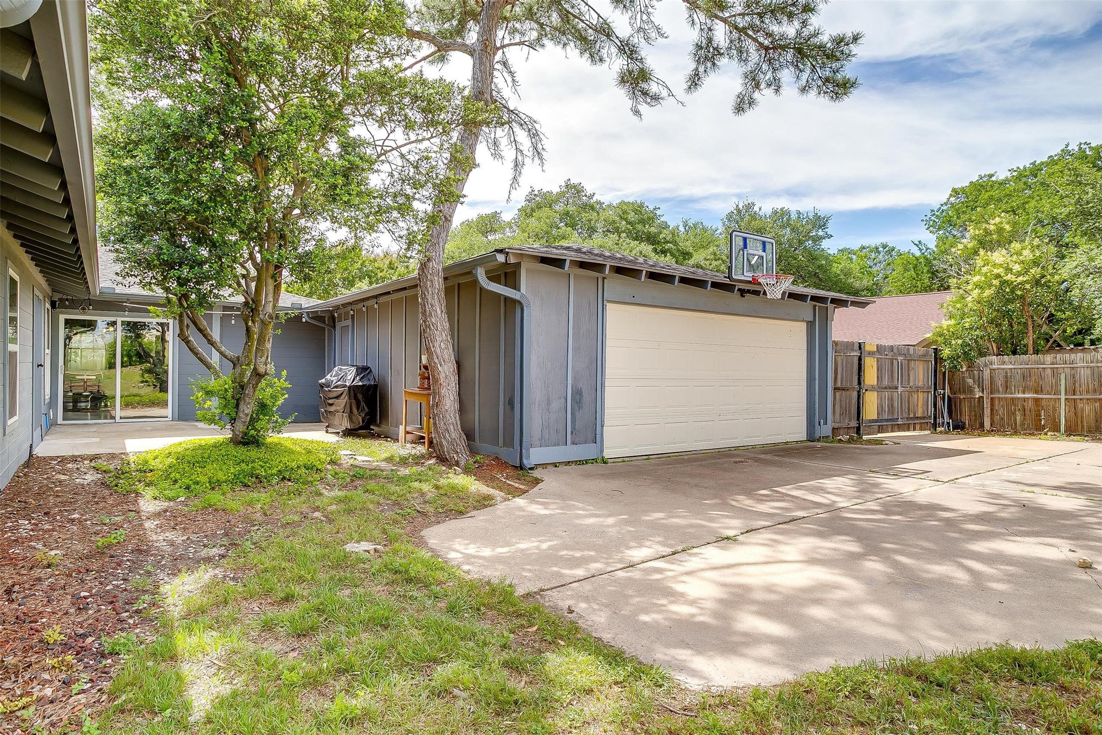 6325 Wallingford Drive