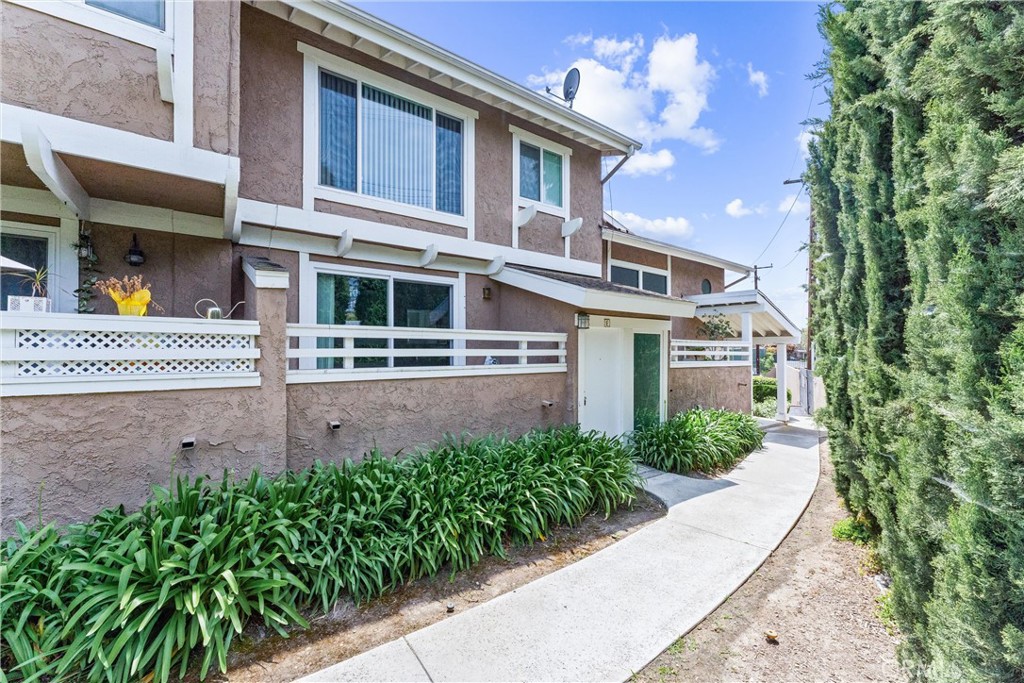 965 W Imperial Hwy. E