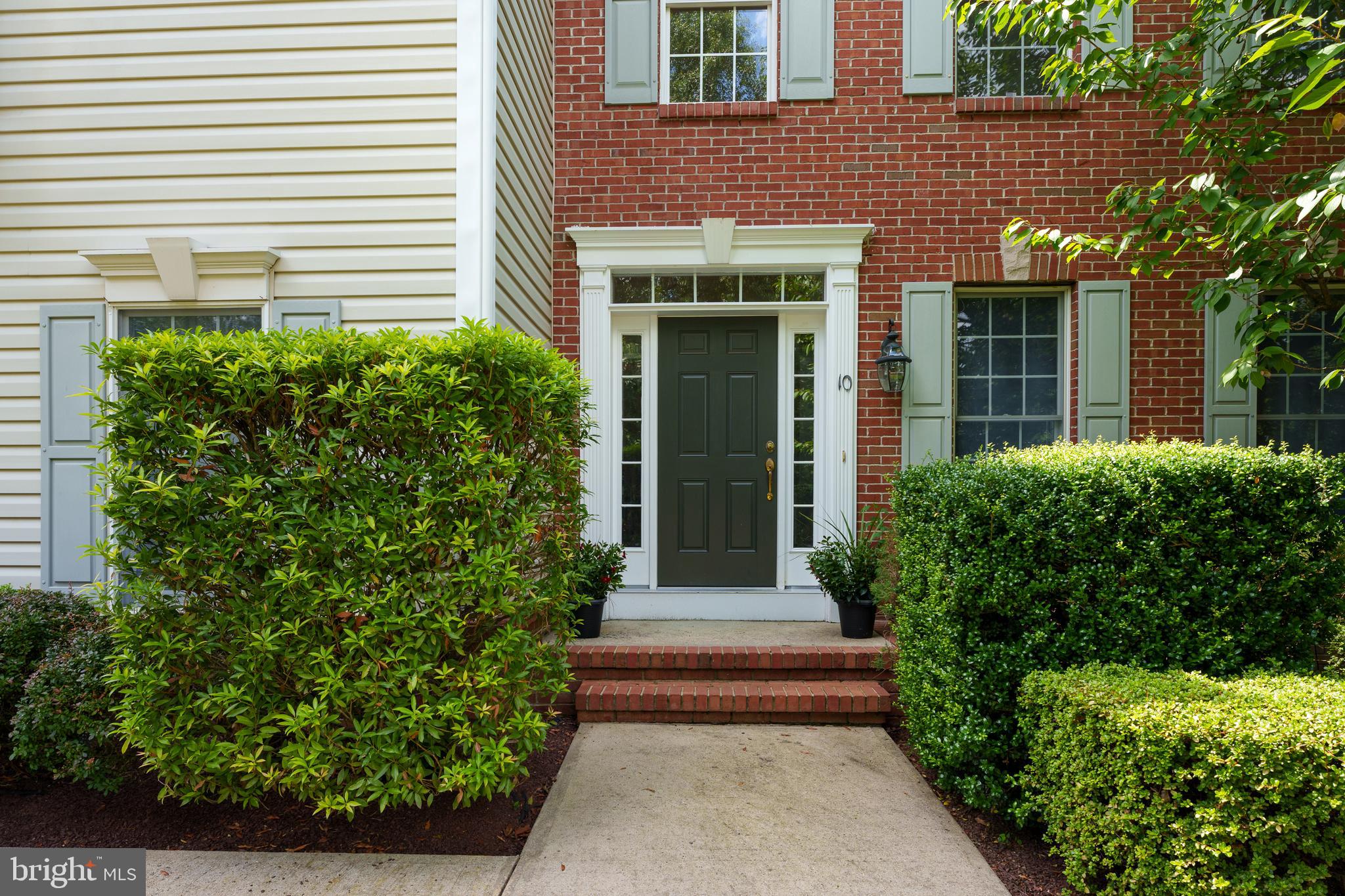 10 MEETINGHOUSE COURT