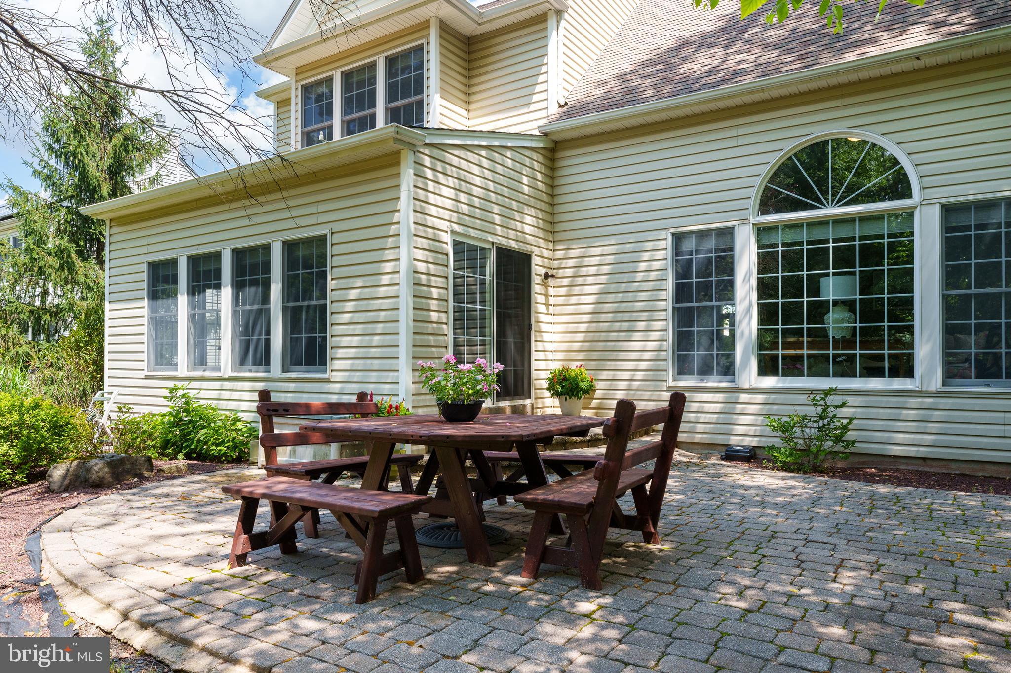 10 MEETINGHOUSE COURT