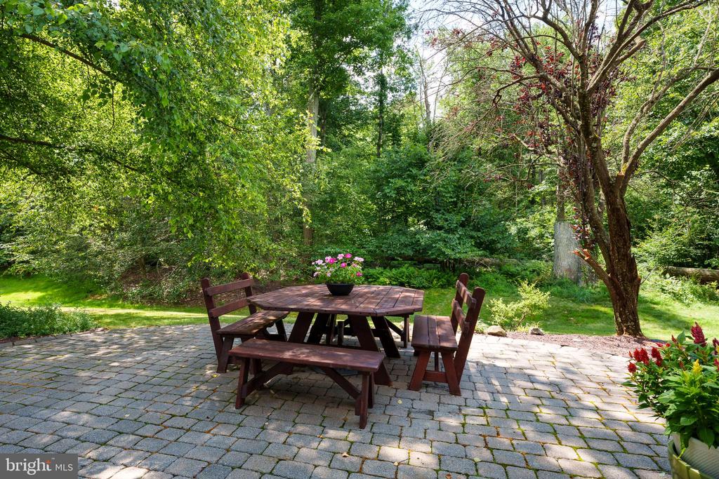 10 MEETINGHOUSE COURT