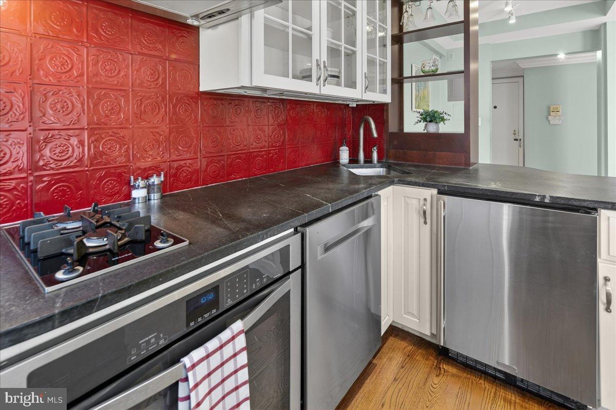 25 PALMER SQUARE W E