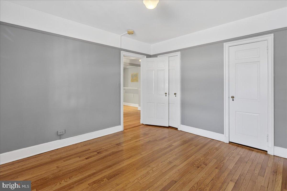 25 PALMER SQUARE W E