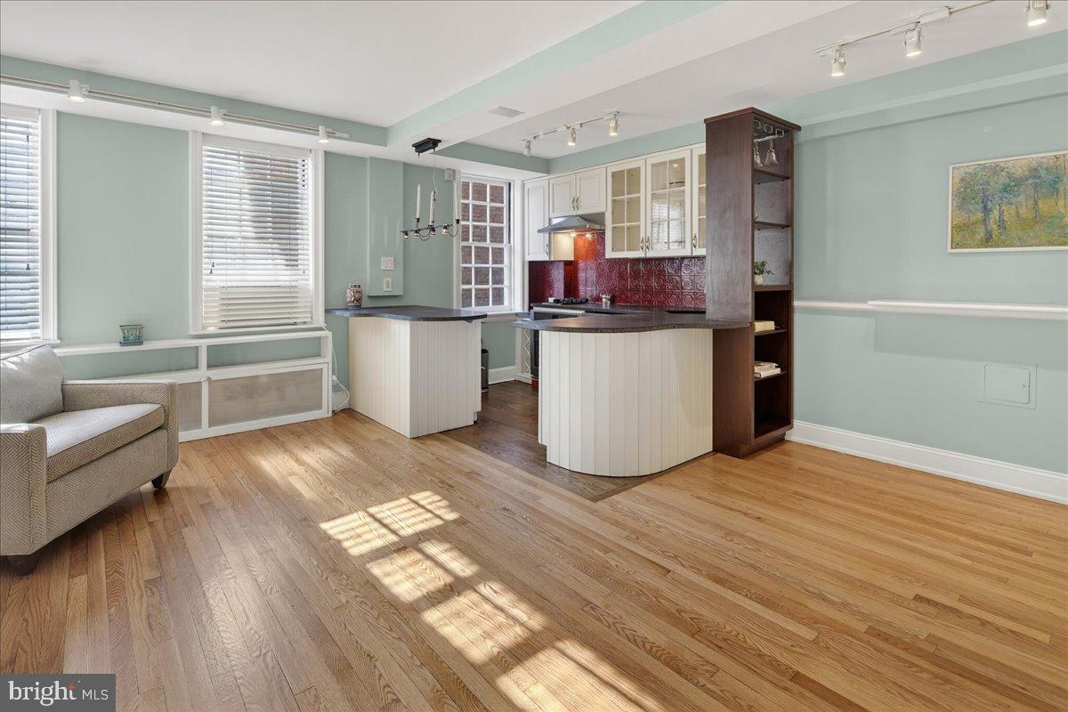 25 PALMER SQUARE W E