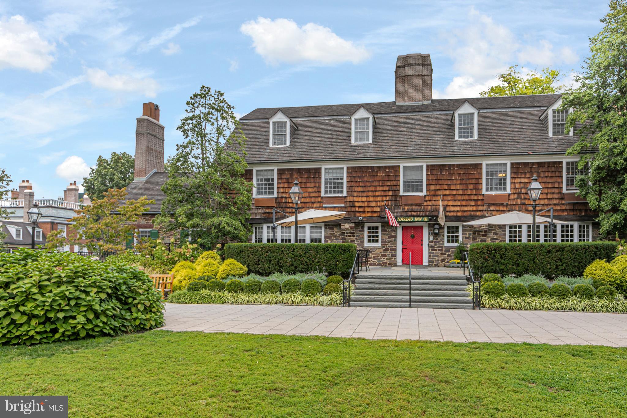 25 PALMER SQUARE W E