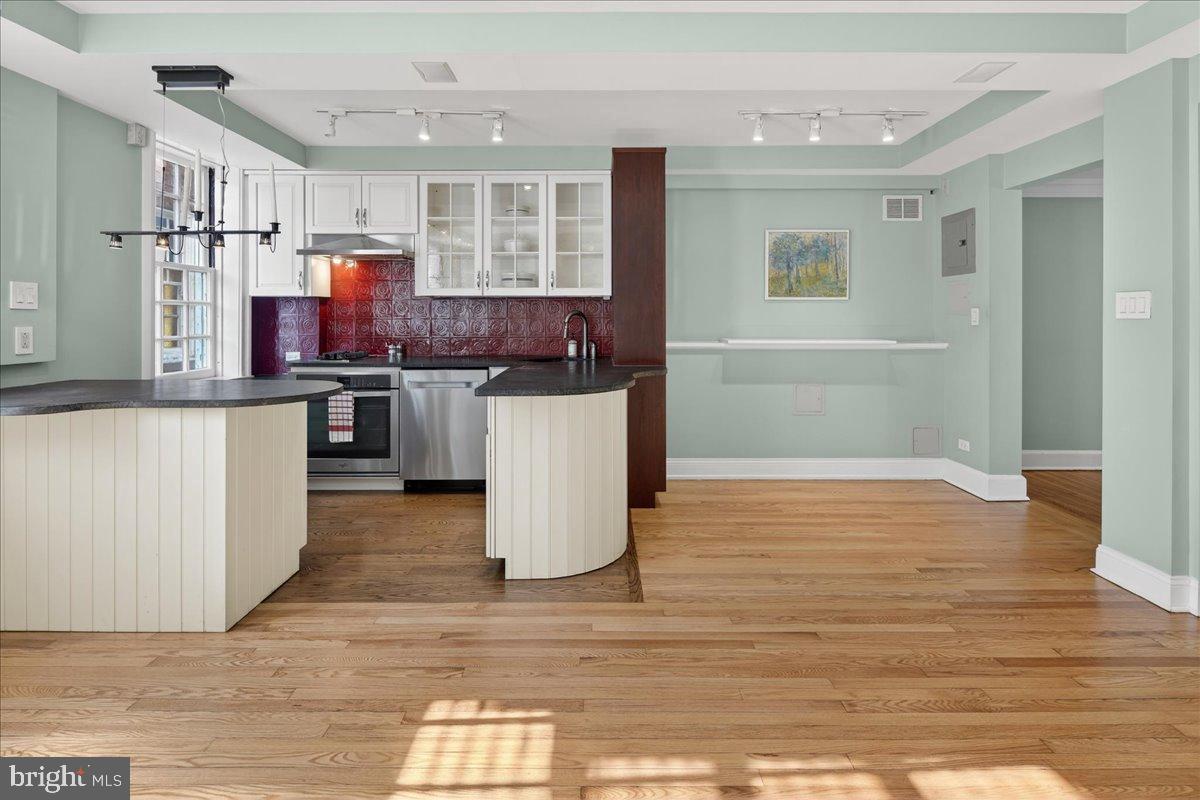 25 PALMER SQUARE W E