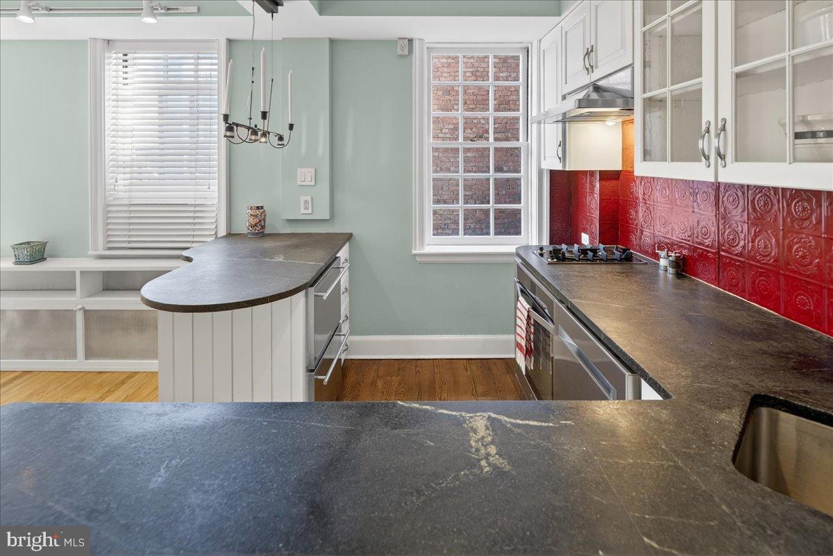 25 PALMER SQUARE W E