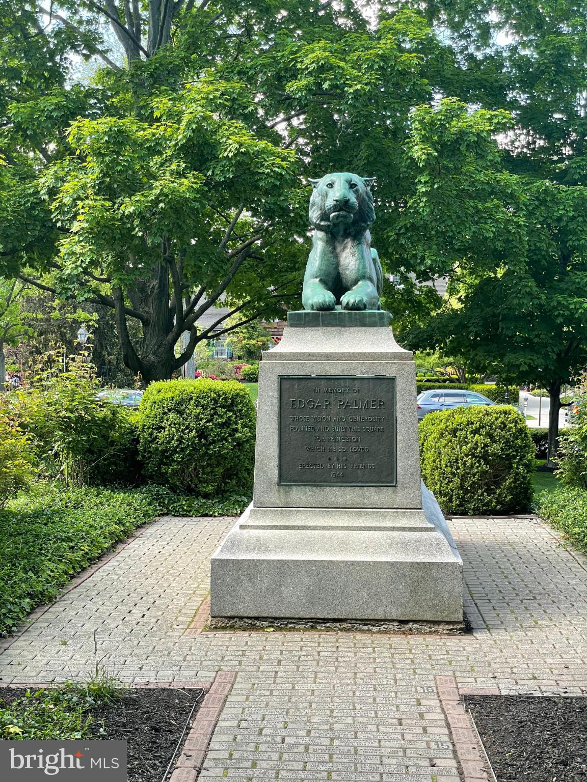 25 PALMER SQUARE W E