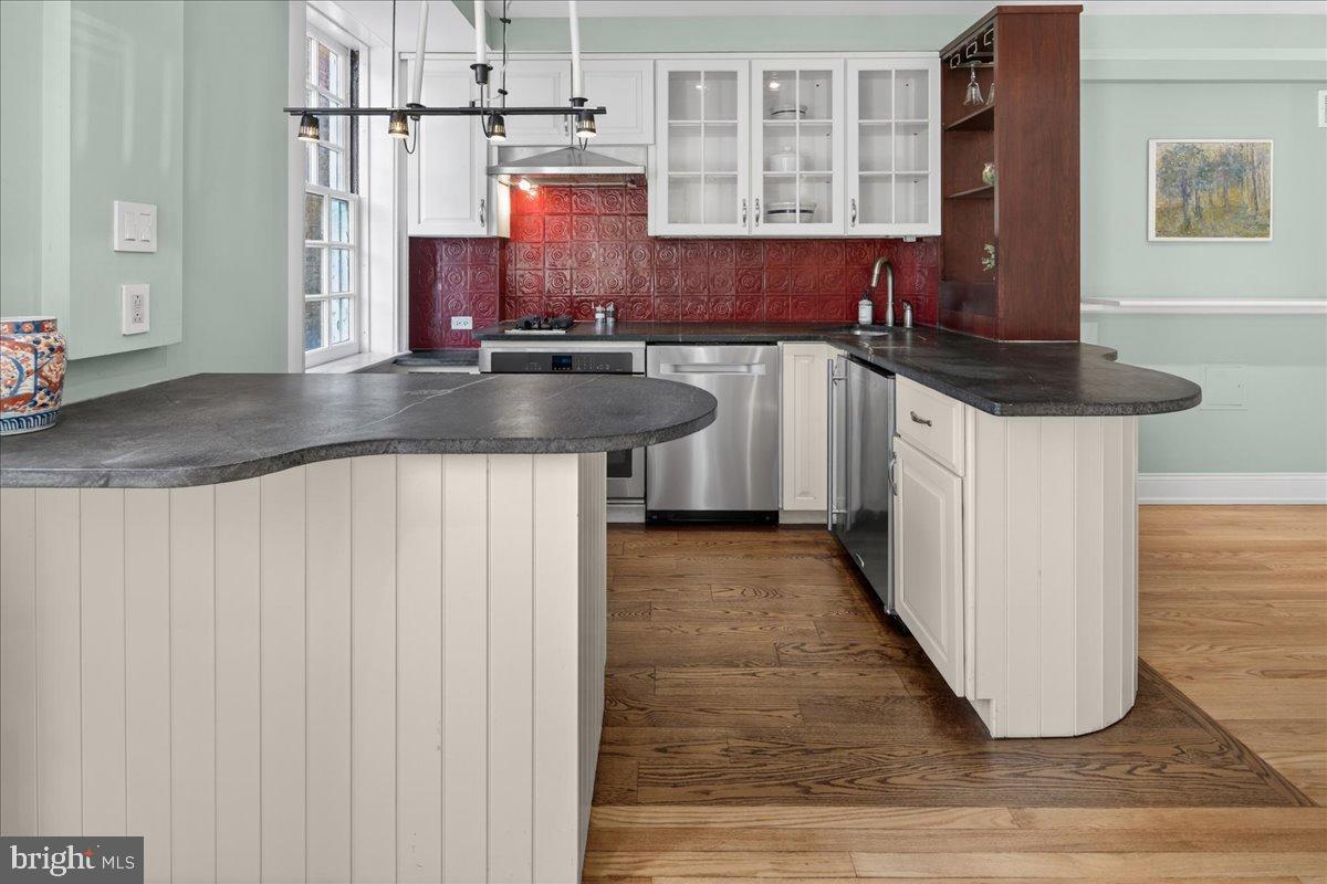 25 PALMER SQUARE W E