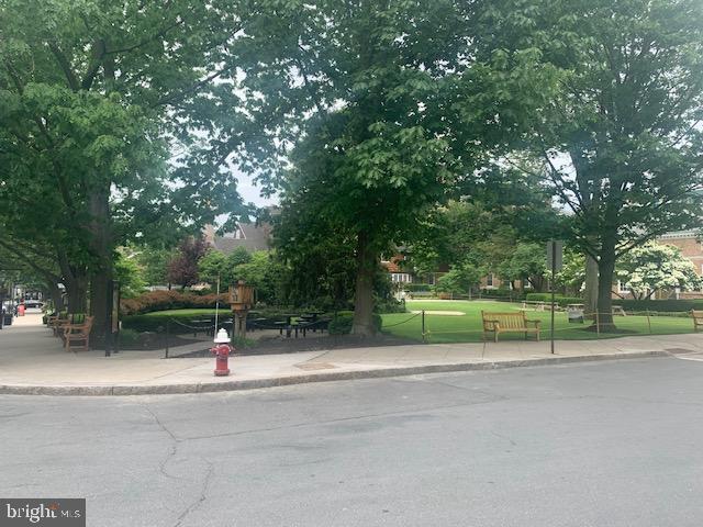 25 PALMER SQUARE W E