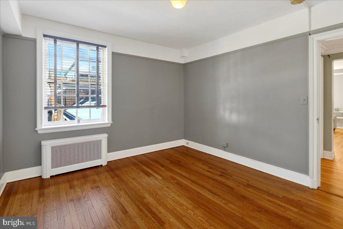 25 PALMER SQUARE W E