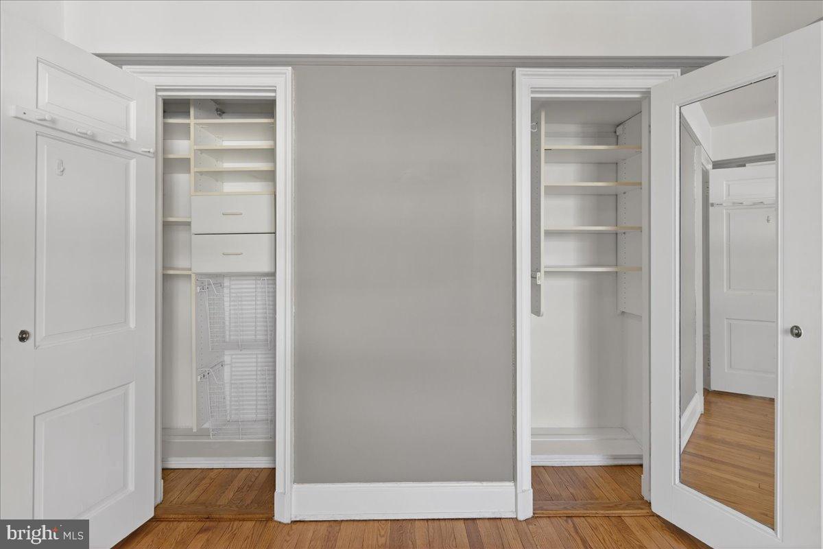 25 PALMER SQUARE W E