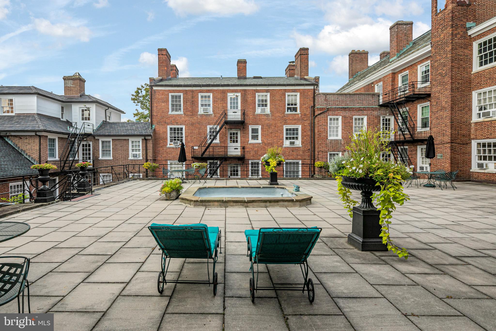 25 PALMER SQUARE W E