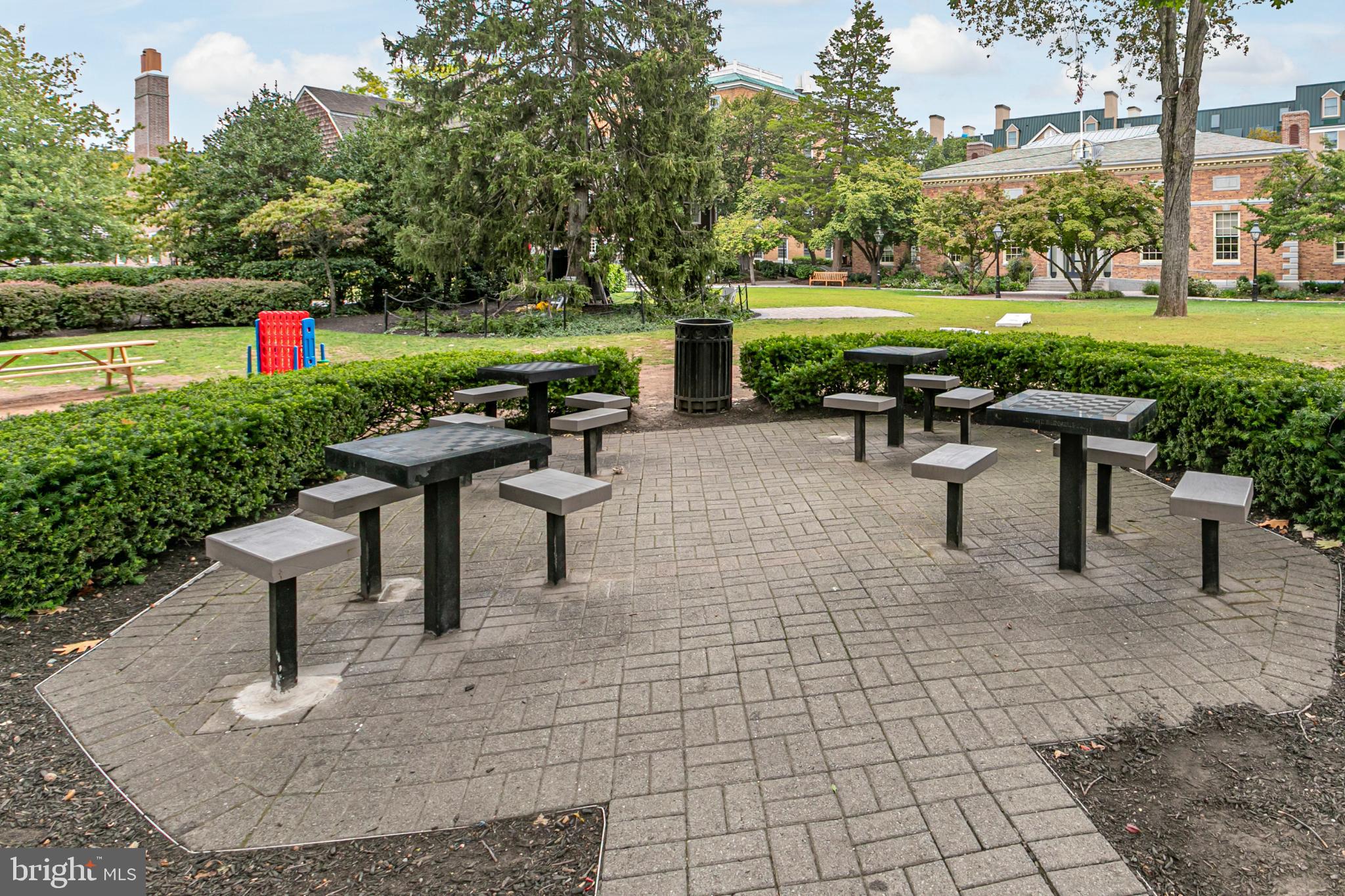 25 PALMER SQUARE W E