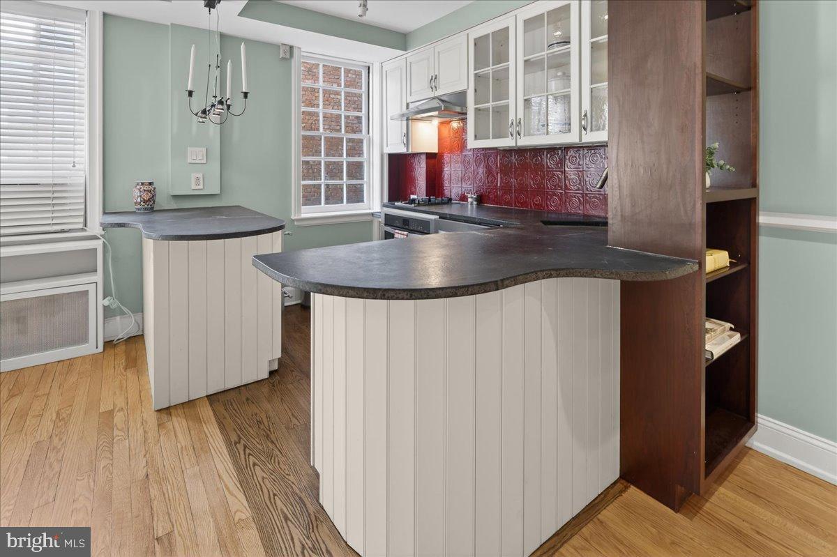 25 PALMER SQUARE W E