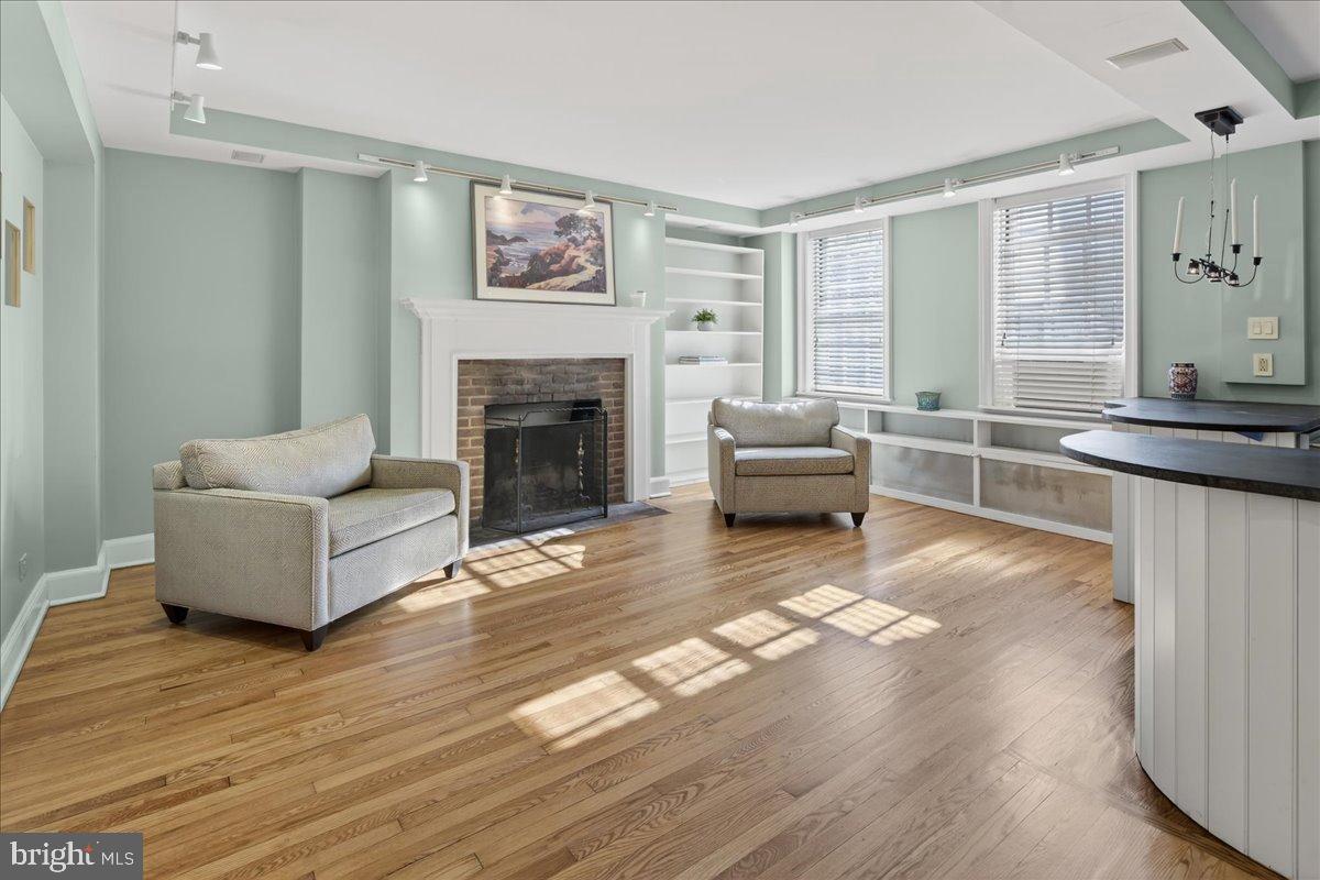 25 PALMER SQUARE W E