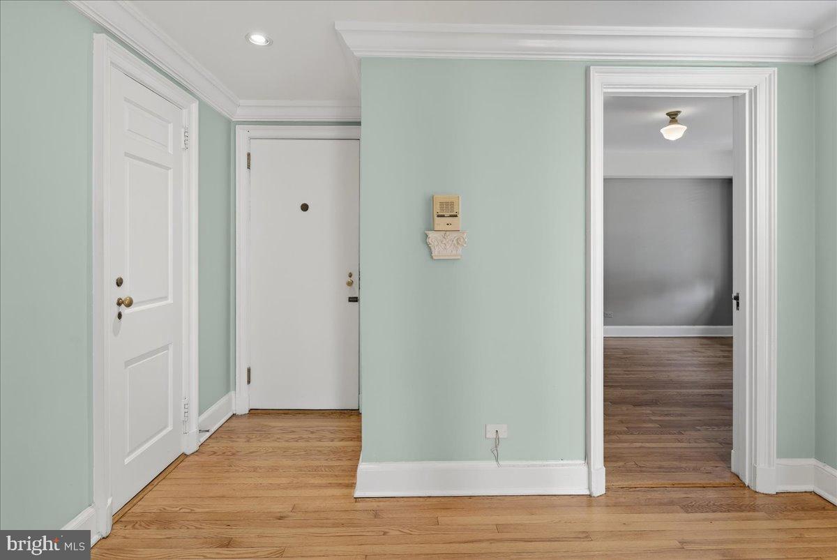 25 PALMER SQUARE W E