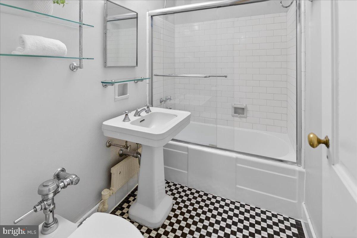 25 PALMER SQUARE W E