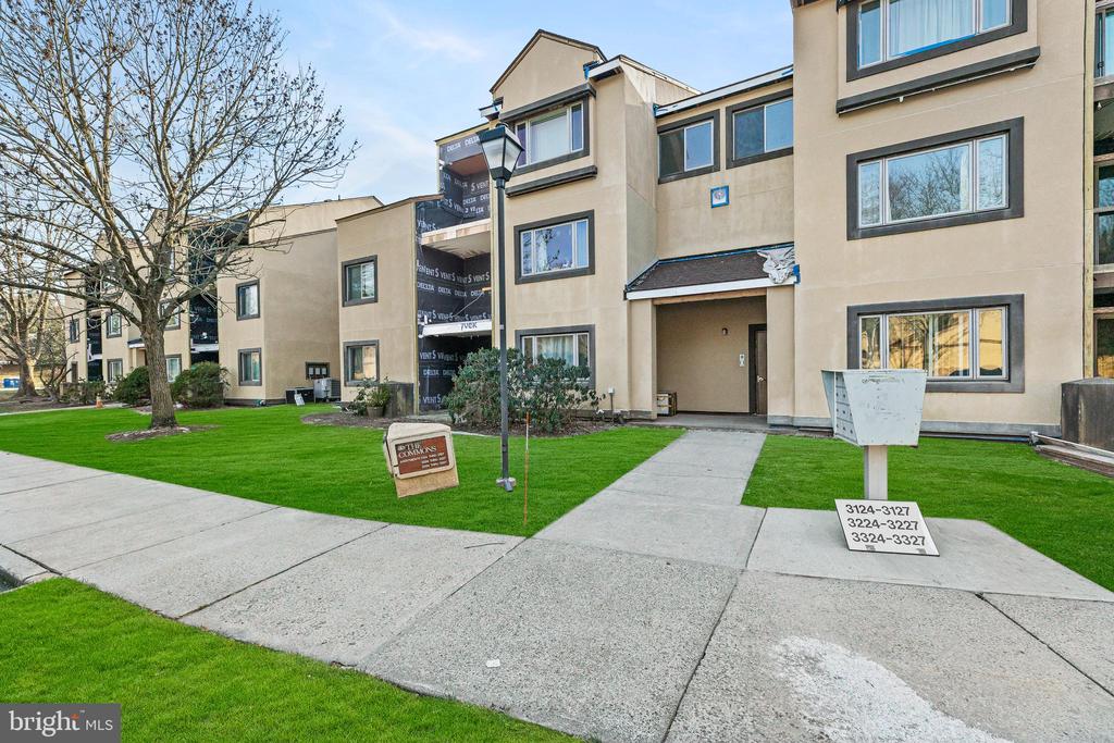 3226 SAYRE DRIVE