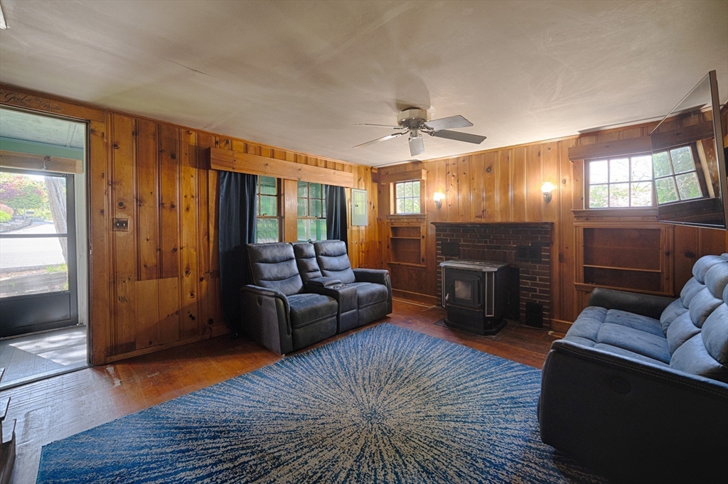 87 Howlands Ln