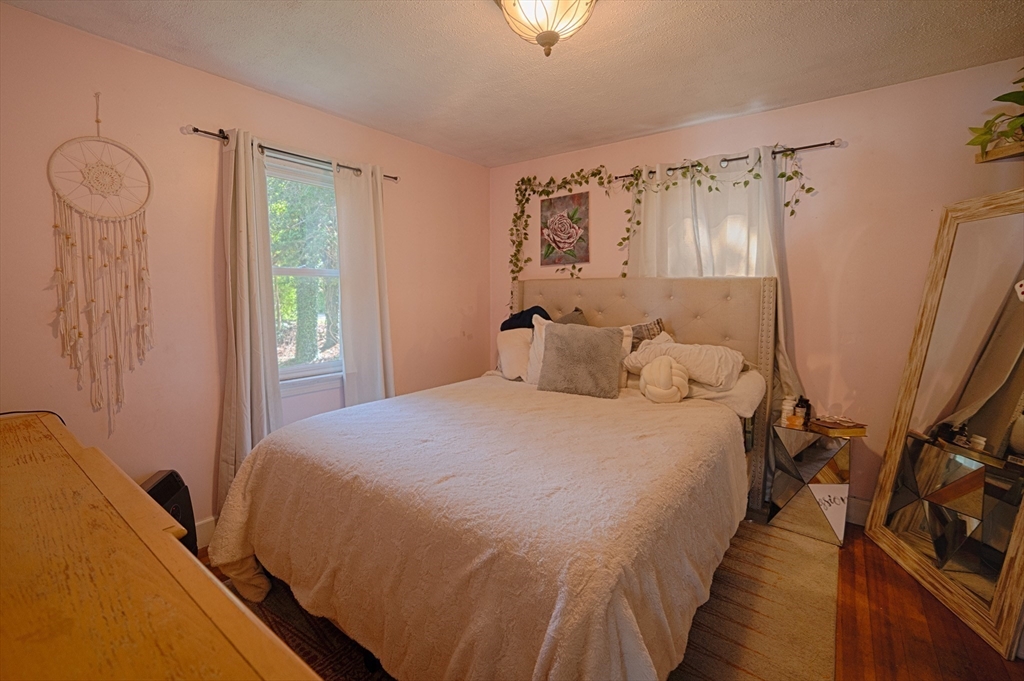 87 Howlands Ln