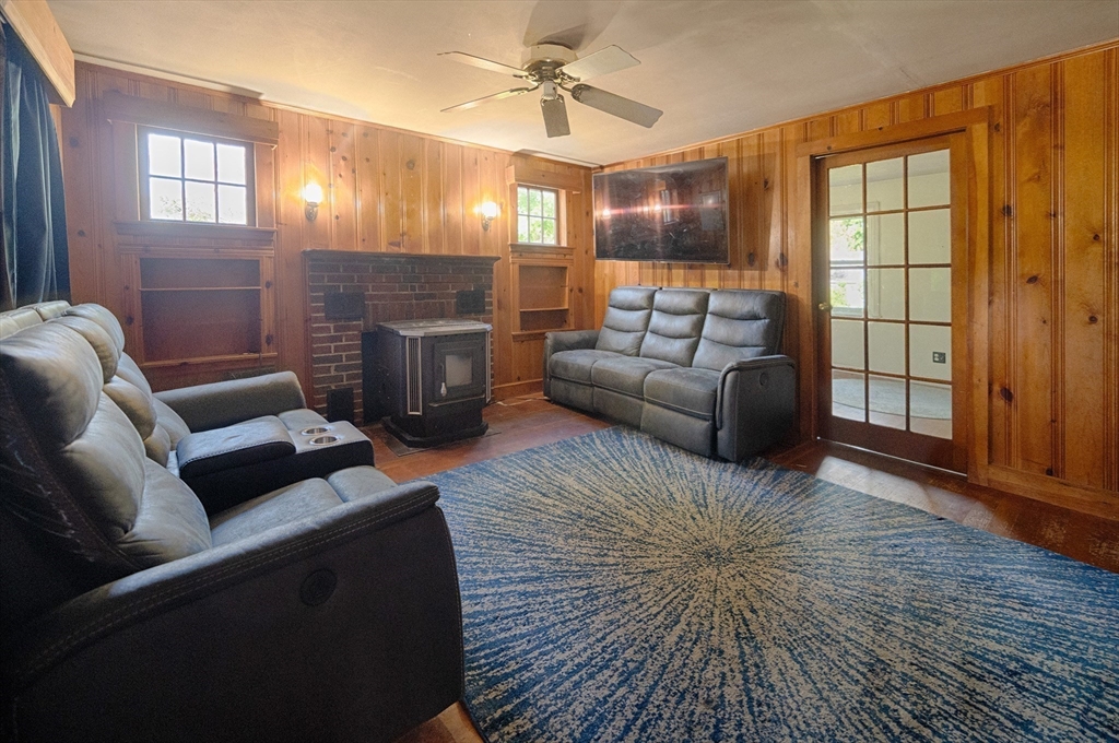 87 Howlands Ln