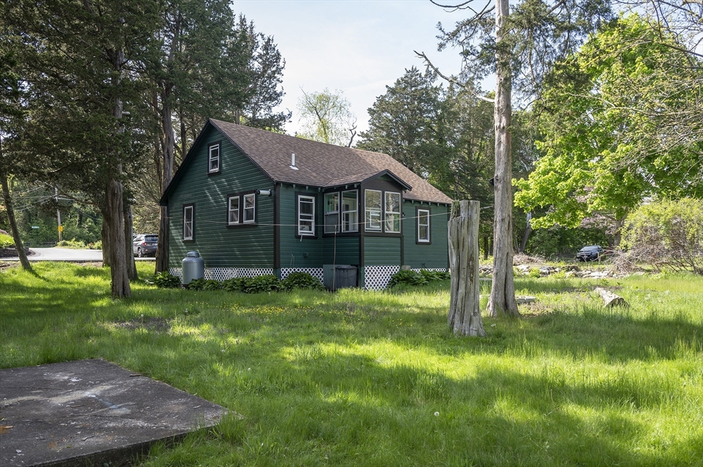 87 Howlands Ln
