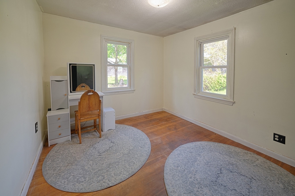 87 Howlands Ln
