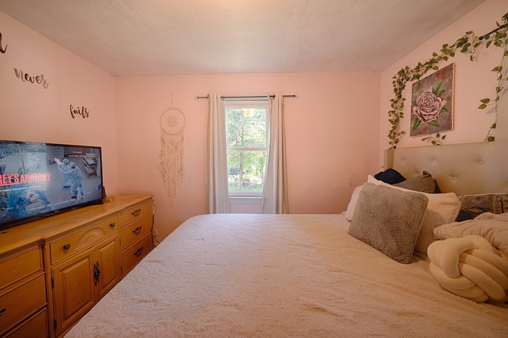87 Howlands Ln