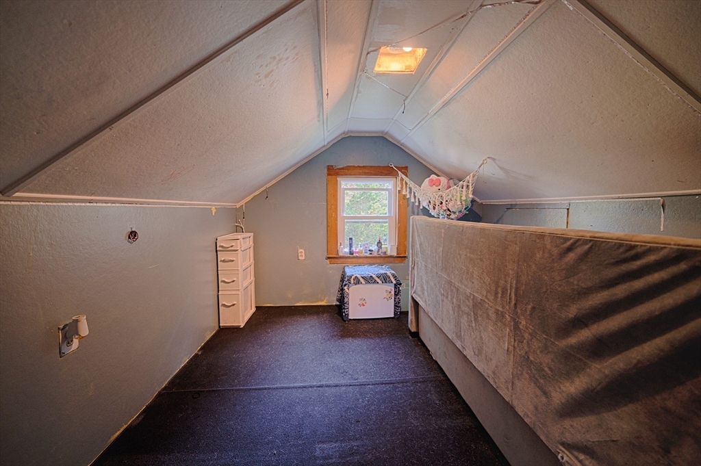 87 Howlands Ln