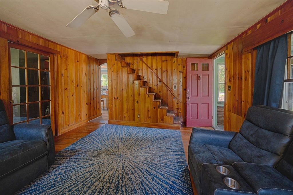 87 Howlands Ln
