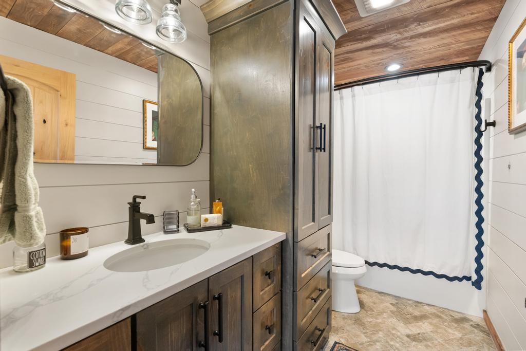 2342 Eagle Island Road