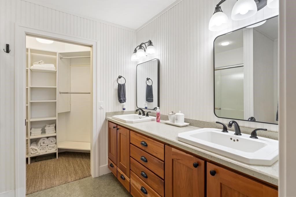 200 W Lake Street Unit: 4