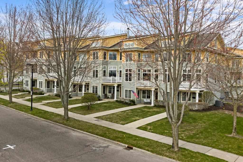 200 W Lake Street Unit: 4