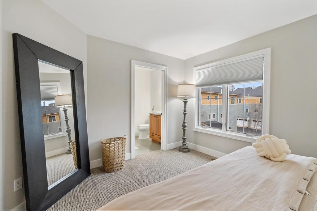 200 W Lake Street Unit: 4