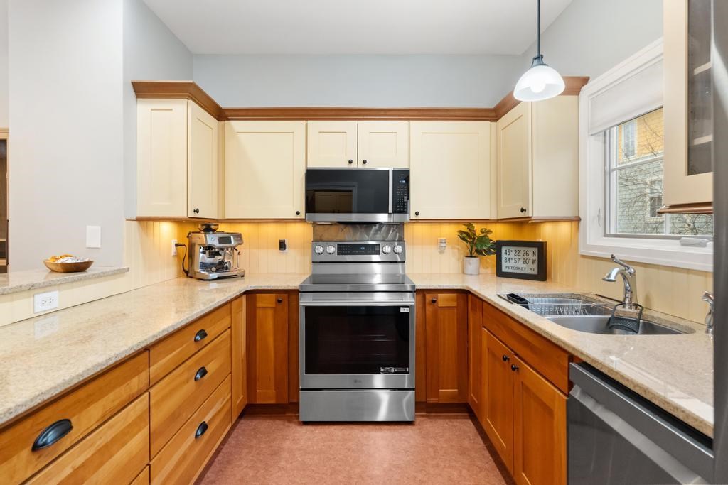 200 W Lake Street Unit: 4