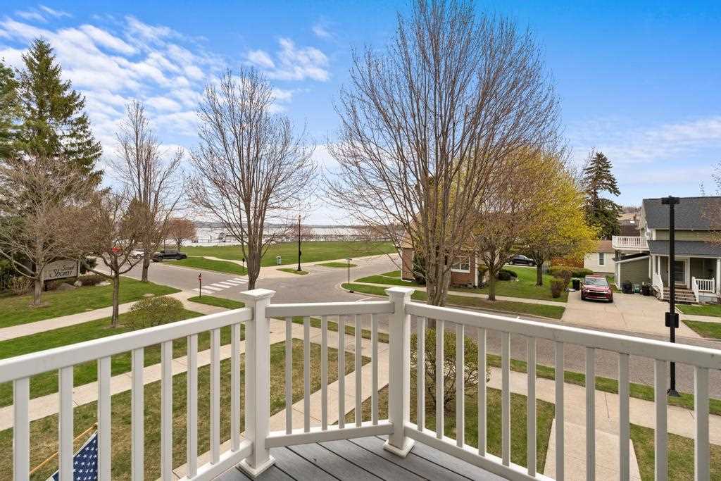 200 W Lake Street Unit: 4